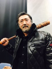 声優界の大御所 大塚明夫 新年会で ウォーキング デッド のニーガンになりきり撲殺バットを肩にかつぐ ねとらぼ