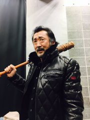 声優界の大御所 大塚明夫 新年会で ウォーキング デッド のニーガンになりきり撲殺バットを肩にかつぐ ねとらぼ
