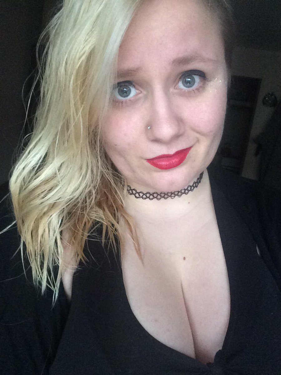 WannabeLinguist's tweet image. This is literally as curly as my hair will ever get.
#StraightHairProblems