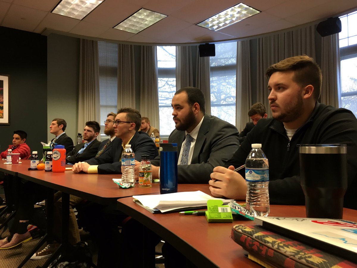 ecuaprof's tweet photo. Wabash Spanish majors presenting research for day 2 of comprehensive exams. (Bilal Jawed on connections between lit and medicine. #Comps2017 https://t.co/N2FlEg0VDR