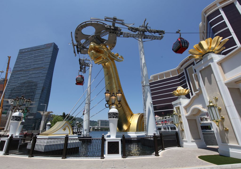 ow.ly/oyOm307KCFB 35-tonne golden dragons supported by Ronstan tensile elements. Dragon by Industries Show Canada