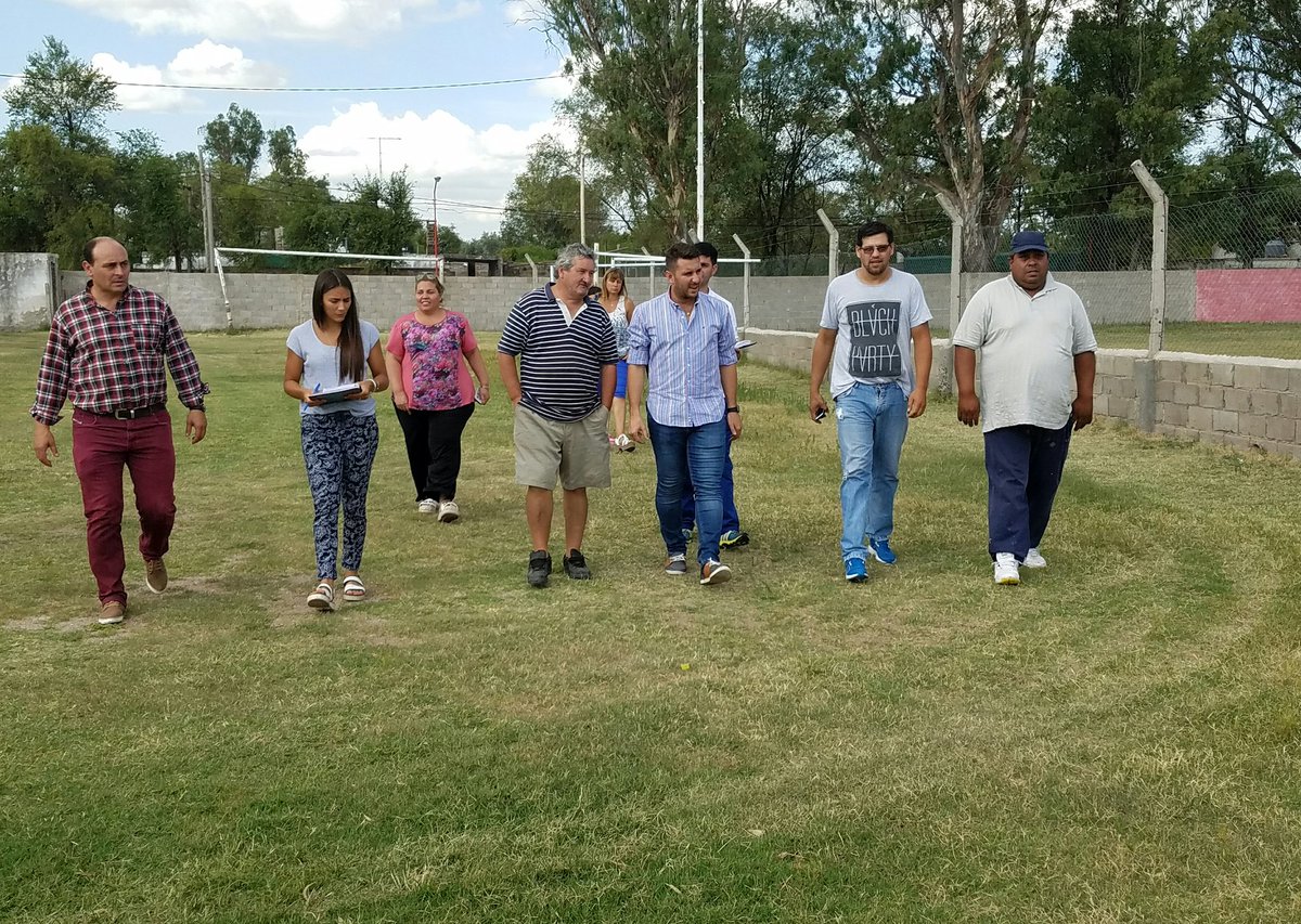 ProgDeportesSL's tweet photo. Ahora visitamos las instalaciones de Defensores de Belgrano en Justo Daract. Los dirigentes y los papas sueñan con sus baños y vestuarios. https://t.co/3FnDXvi9xC