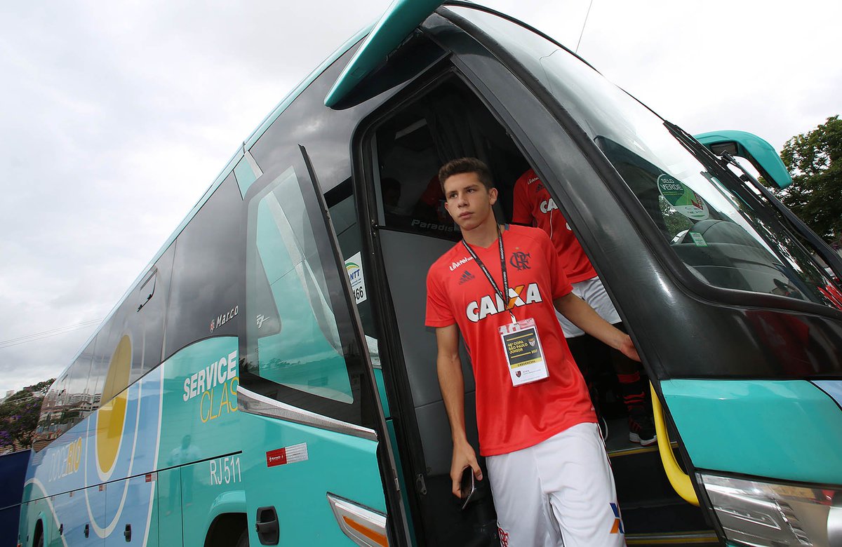 Flamengo's tweet photo. Chegada no estádio, o carinho da Nação e aquela selfie! #GarotosDoNinho #SBNxFLA https://t.co/7PDSBQO6RI