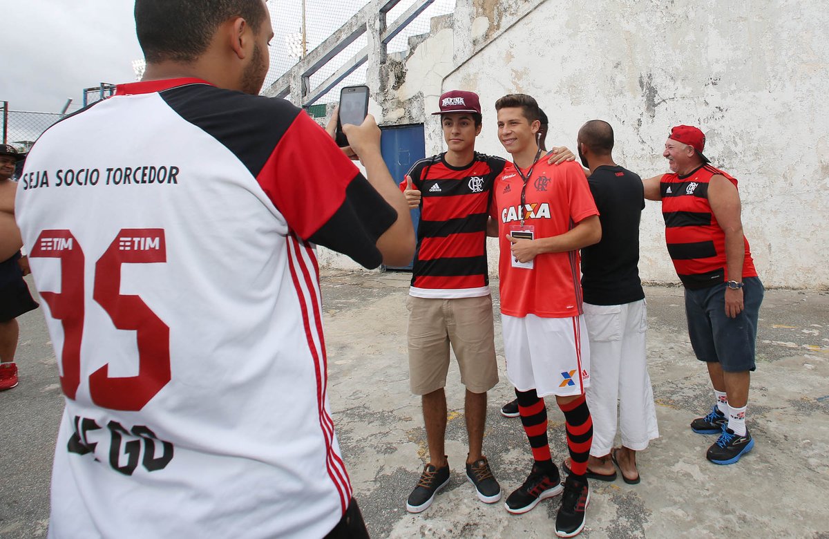Flamengo's tweet photo. Chegada no estádio, o carinho da Nação e aquela selfie! #GarotosDoNinho #SBNxFLA https://t.co/7PDSBQO6RI