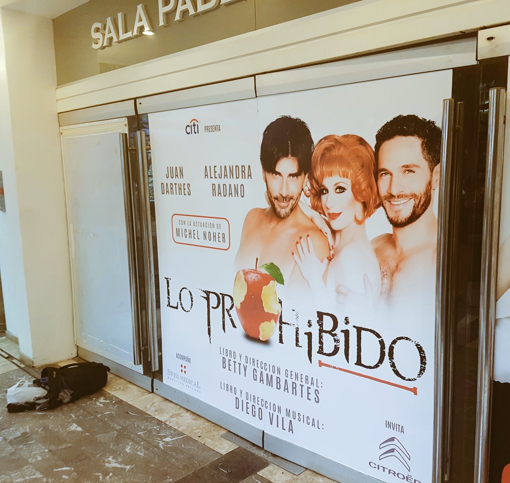 darthesjuan1's tweet image. Ya estamos en la puerta del Teatro      Feliz  día de Reyes          buen augurio @NoherMichel  @AlejandraRadano  @YankelevichG