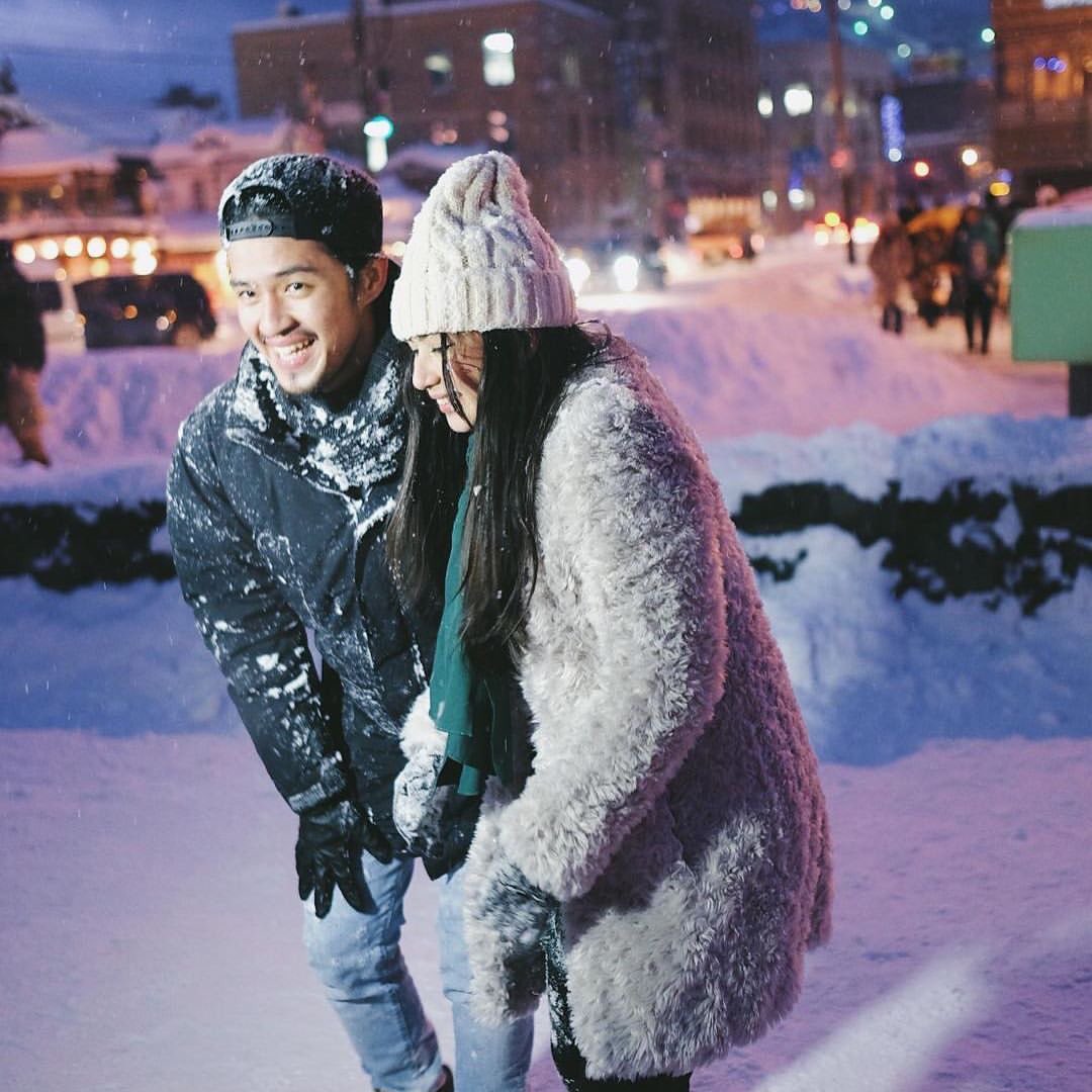 That feeling when it's a snowy day &amp; you feel like a little kid again. Tune in tomorrow morning at 7:30am on Trans TV. #celebrityonvacation