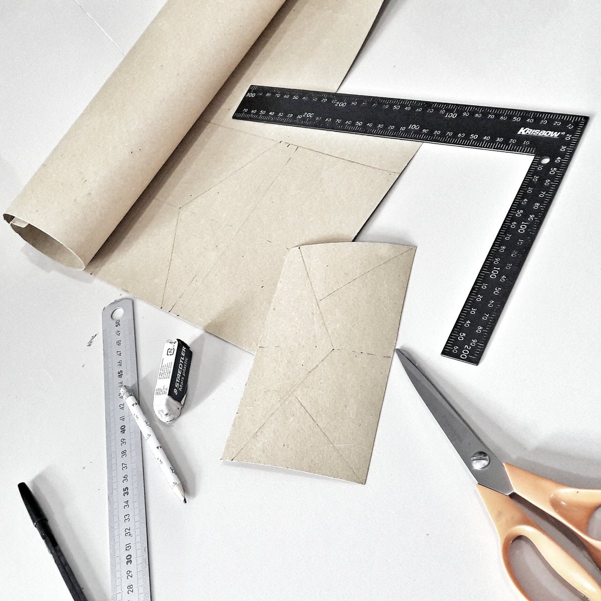 Working on designing your perfect accessories ✏📐  #designeratwork #newcollection #comingsoon handsofoizo.com