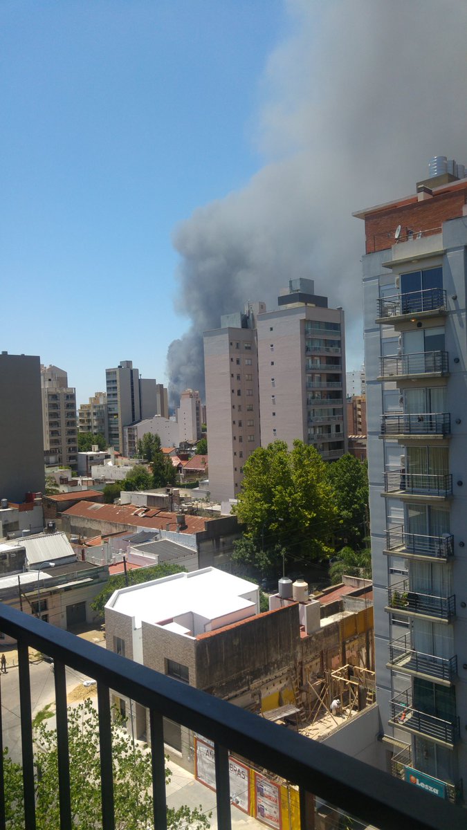 WalterDeliash's tweet photo. @telefenoticias incendio en lanus https://t.co/94DHodUXBv
