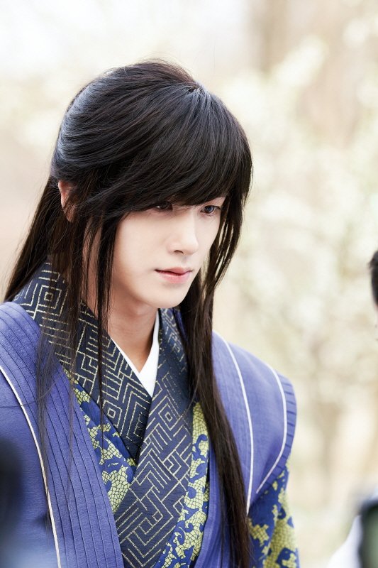 KSeriesAD's tweet photo. พัคฮยองชิก ZE:A ระหว่างถ่ายทำ #Hwarang ช่อง KBS / ซัมแมกจงหล่อมากกก 😭 https://t.co/7Y2H8I3Dss