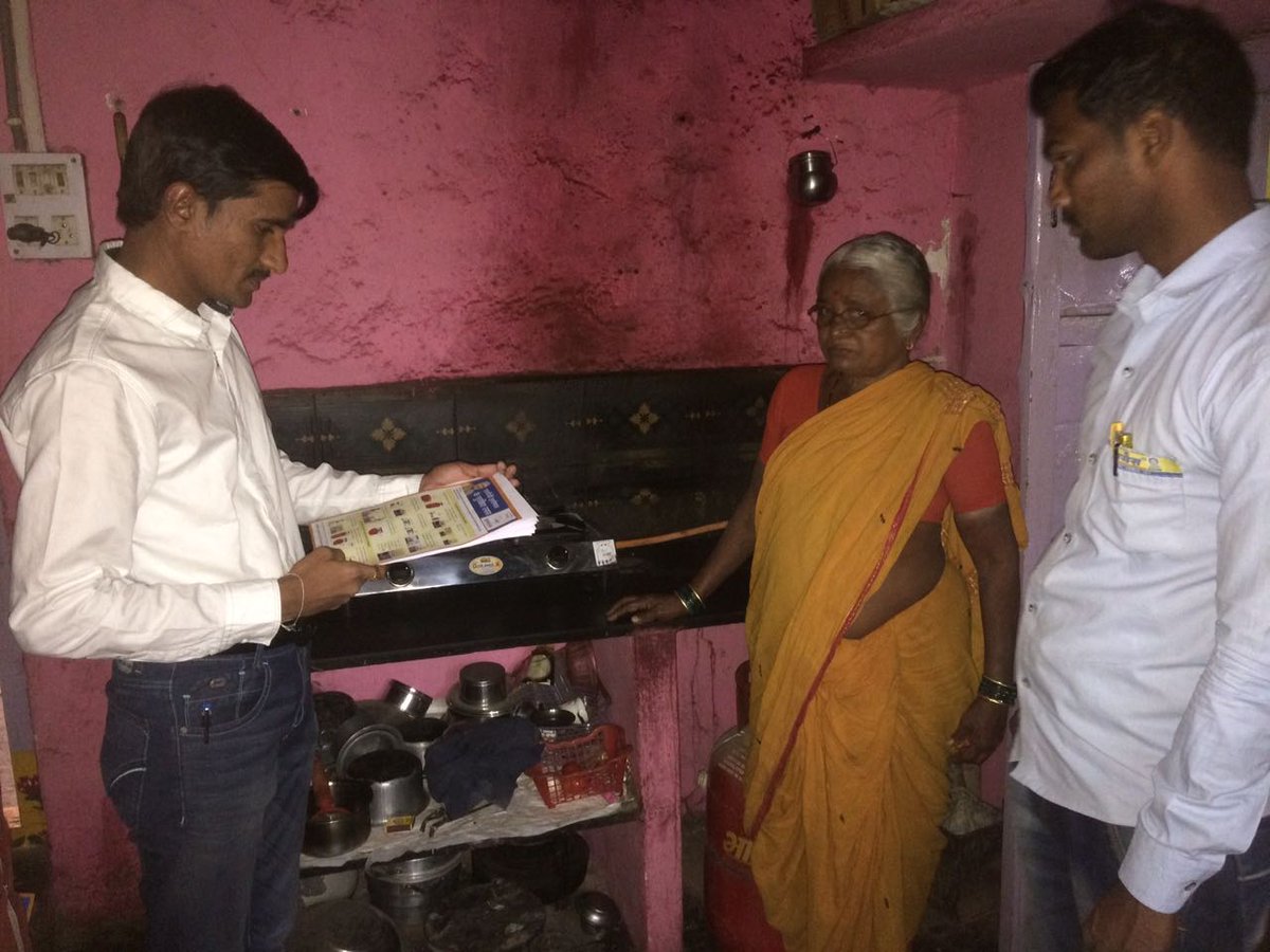 sumitbpcl's tweet photo. #Ensuring safety of customers# Door to Door PMUY inspections# Village-Patanbori &amp; Mandavi, Dist: Yavatmal @ajaykumar4258  @Sureshnair_BPCL https://t.co/iBVPTxOMAI