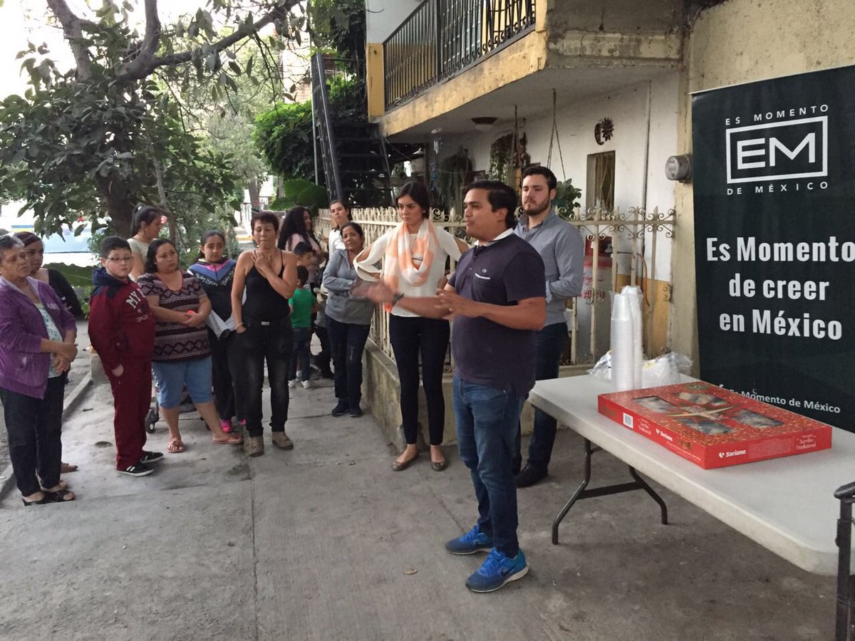 EsMomentoJal's tweet photo. Visitamos la colonia Constitución, en Zapopan, y con gran alegría partimos la tradicional rosca de reyes.

#EsMomentoDeMéxico https://t.co/2DzXB8ItwJ