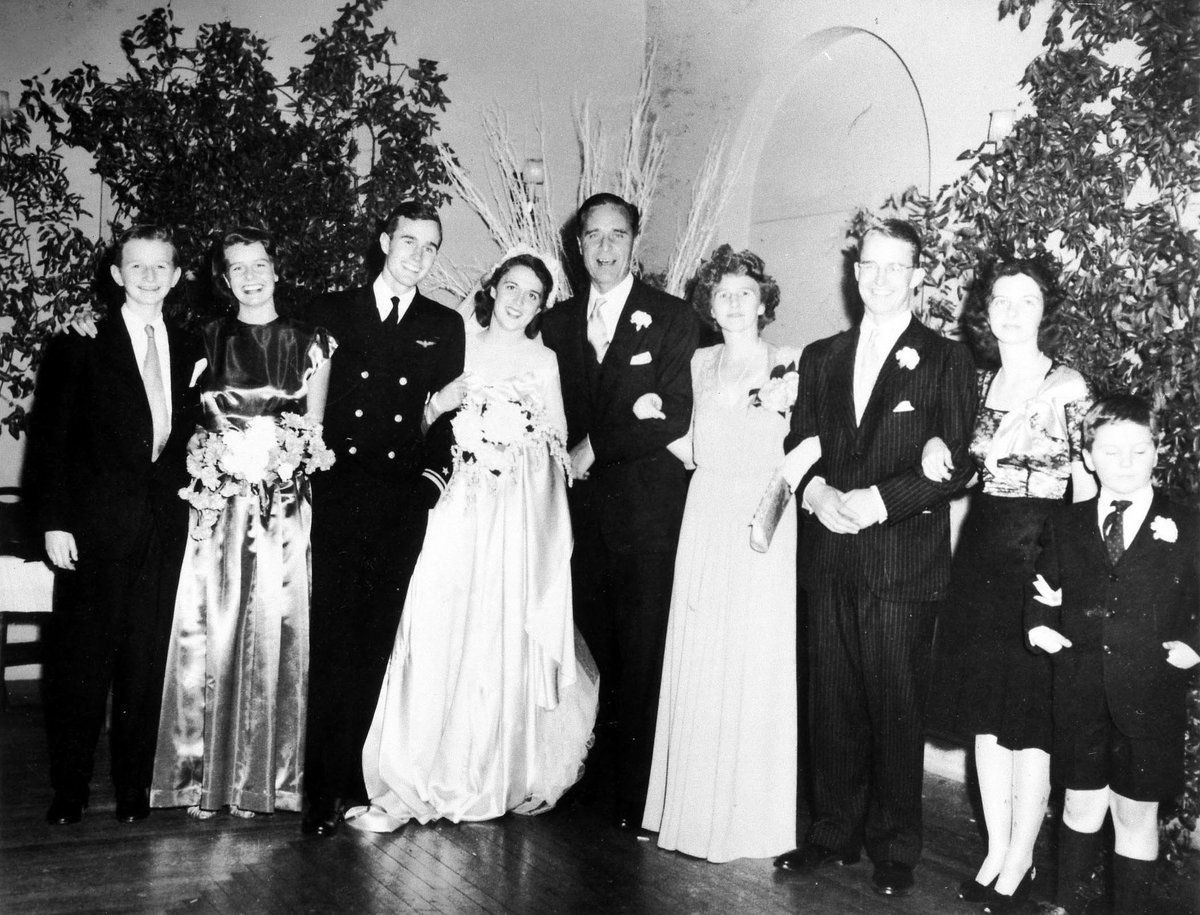 Bush41Library's tweet photo. Happy 72nd anniversary to @GeorgeHWBush and Barbara Bush. They are the longest married presidential couple. Married since 1945. https://t.co/CUU0DJccLg