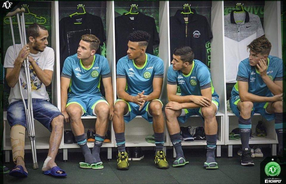 PABLOLEYESG's tweet photo. Neto, sobreviviente del accidente de #Chapecoense conversando en el vestuario con los que serán nuevos jugadores del club. https://t.co/zeC7BFyqeg