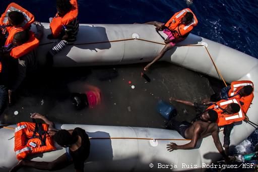 MSF_Espana's tweet photo. Octubre: El #Argos rescata a 246 personas y recupera 25 cadáveres de una de las balsas asistidas #Mediterráneo #MSF2016 https://t.co/TIt5PuHI8J