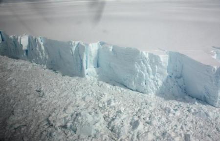 Confermato: Enorme Iceberg si sta staccando in Antartide, il nuovo allarme degli scienziati