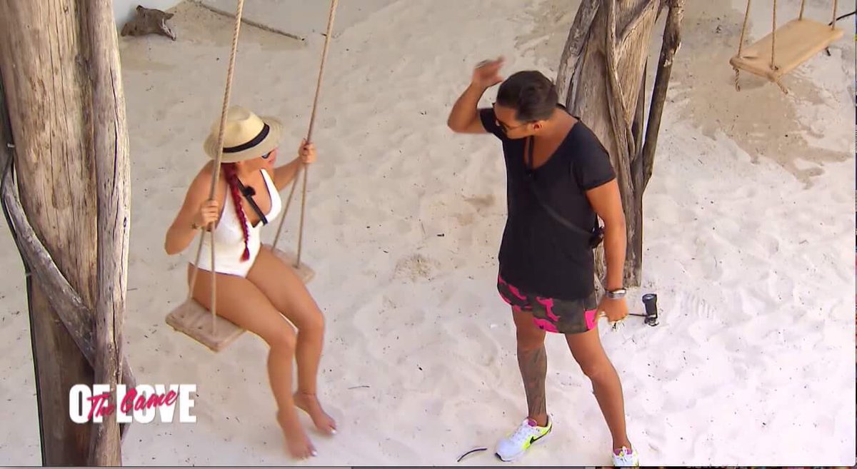 TheGameOfLove's tweet photo. Laurence joue double jeu 🎲et va tout répéter à @MeddySass ! #multifacettes #TheGameOfLove https://t.co/sFc3hXZ8D1