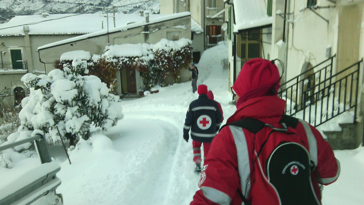 criCepagatti's tweet photo. @crocerossa #Popoli (PE) assistenza alla popolazione,supporto agli anziani isolati dalle abbondanti nevicate @criCepagatti #UnItaliaCheaiuta https://t.co/71ke6YnVMC