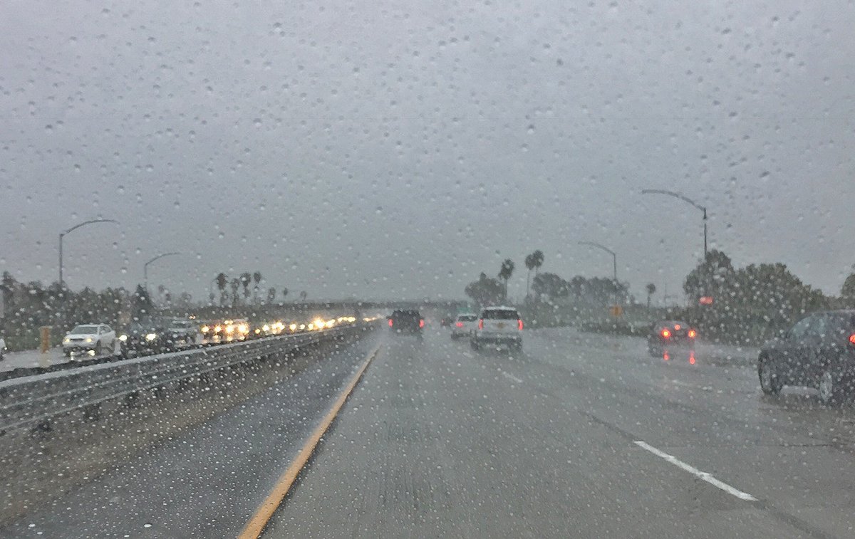 CountyVentura's tweet image. Our wet weather isn’t over! Slow down. Maintain a safe distance. For more driving tips, visit @CalTransDist7  caltransd7info.blogspot.com/2011/10/wet-wi…