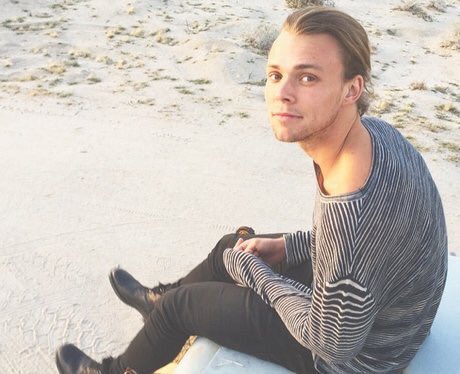 MAJESTYMlNAJ's tweet image. Ashton Irwin appreciation tweet✨