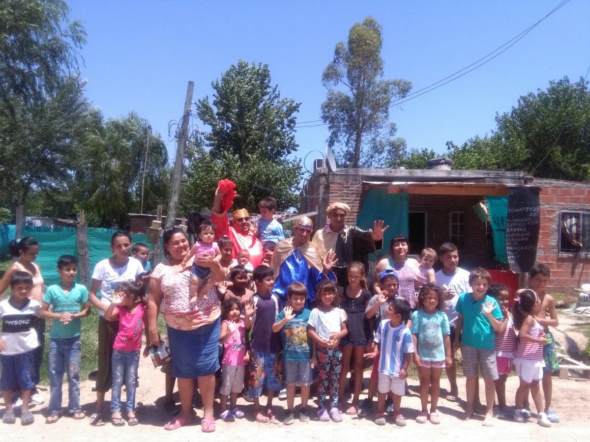 InesRicci's tweet photo. 2016 se quemaron 3 casas, alli @Agrup_Lealtad ayudo a levantar sus viviendas .#FinalFeliz con #ReyesMagos   @RenovadoraPilar  @MalenaMassa https://t.co/xEXmDPdI5S
