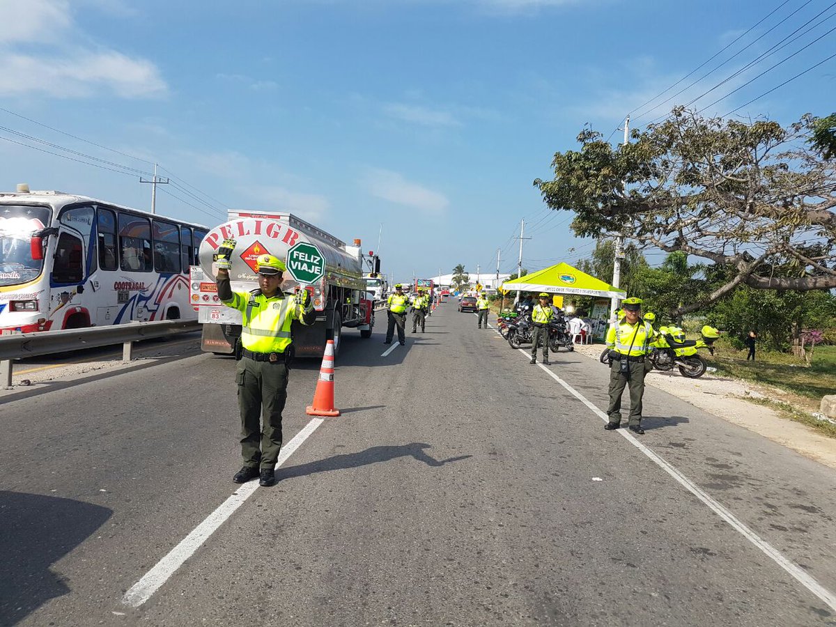 PoliciaBquilla's tweet photo. Estamos con personal de @TransitoPolicia en las principales vías del #Atlántico y #Barranquilla acompañándolo para que usted #ViajeSeguro https://t.co/eWU4yuOhLn