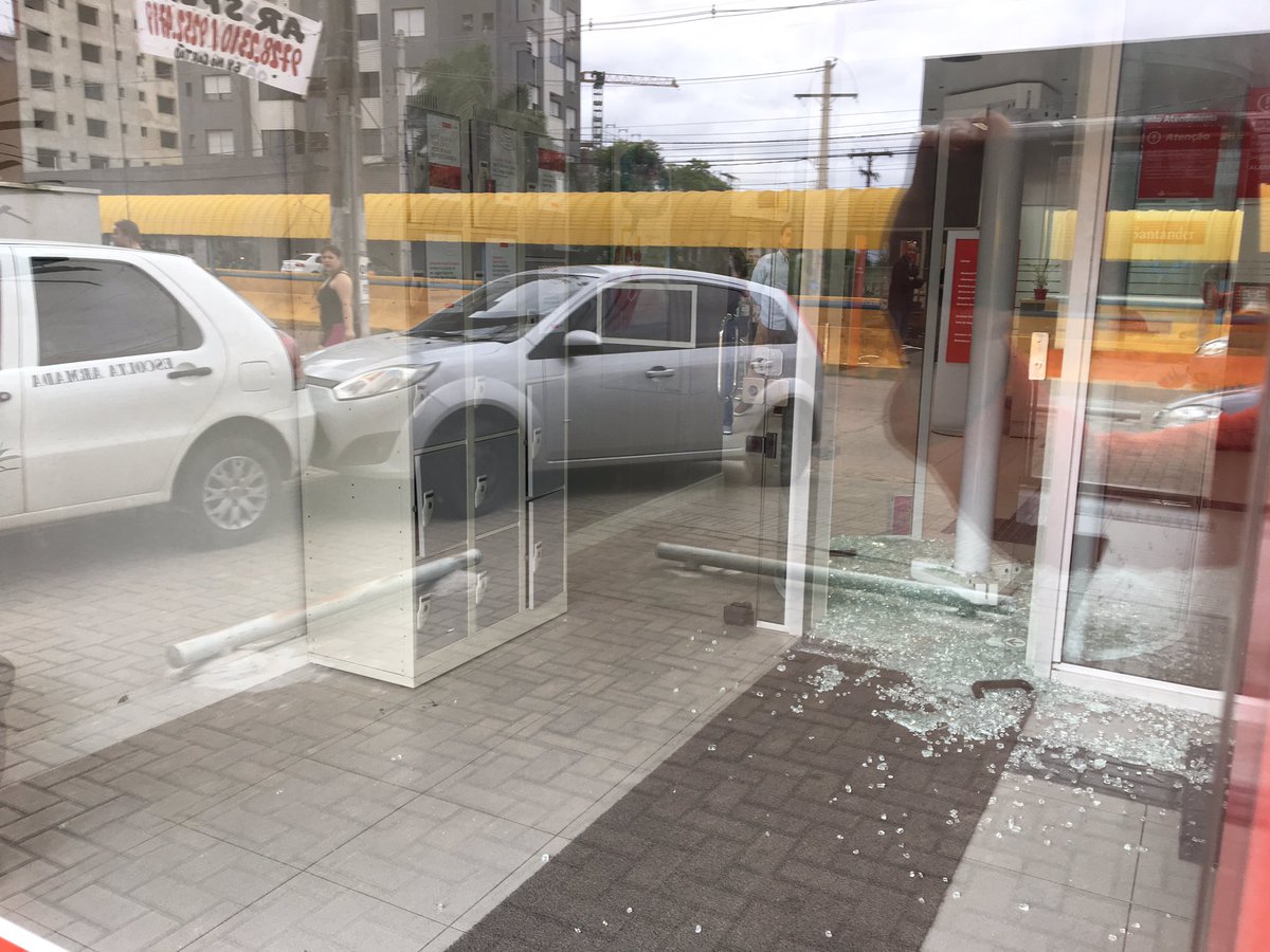 marinapagno's tweet image. Bandidos atiraram contra o vidro da porta giratória para entrar na agência. Ninguém ferido e não foram feitos reféns @RdGaucha