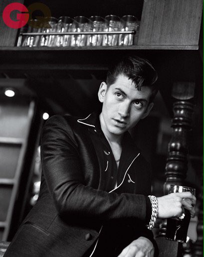 Happy 31 Birthday Alex Turner i love youuuuuu         . i which he was on message or something 