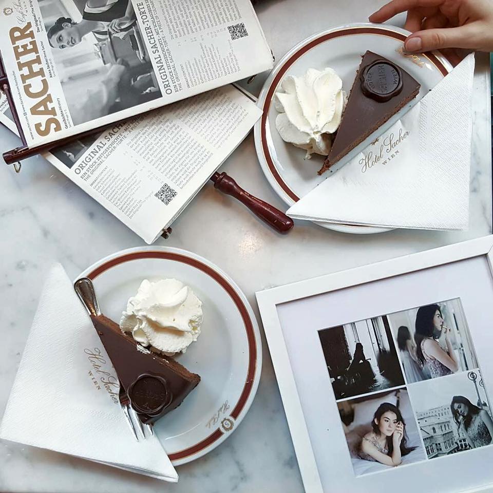 It's a piece of #cake to #frame your memories!✌️🍰 

#Memories #Weekend #Yummy #Austria #Hotel #Food #Woman #BlackNWhit #Photo #Camera 📷🖼