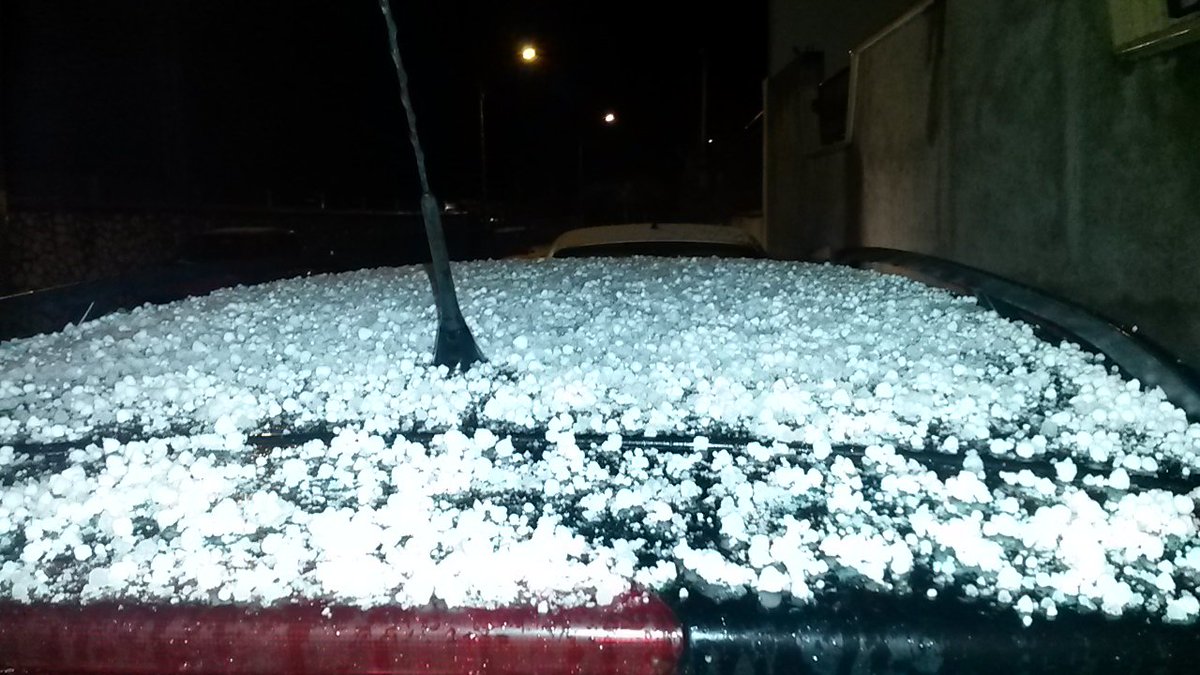 gabrielano007's tweet photo. Reggio Calabria. Nevica. È come se il mare sbucasse dal nulla a Trento. #cielaneva https://t.co/rj8IkTxjM2