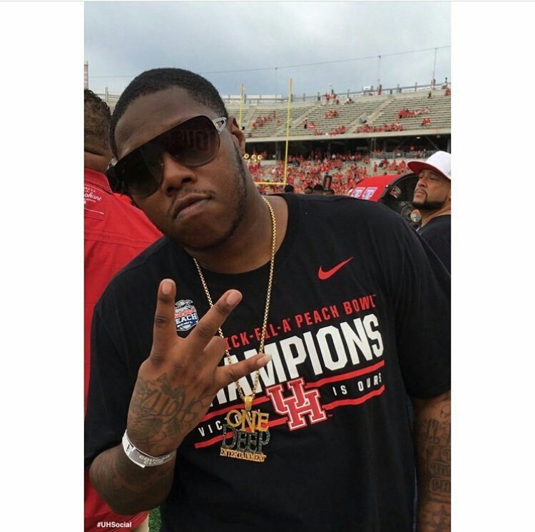 CoogIlluminati's tweet photo. @EleasahAnderson we got one SOUTHWEST legend for the Coogs... are you next? #HTownTakeover #TRUEHEROUNDERGOD #SWAT https://t.co/CzCxIXmQm0