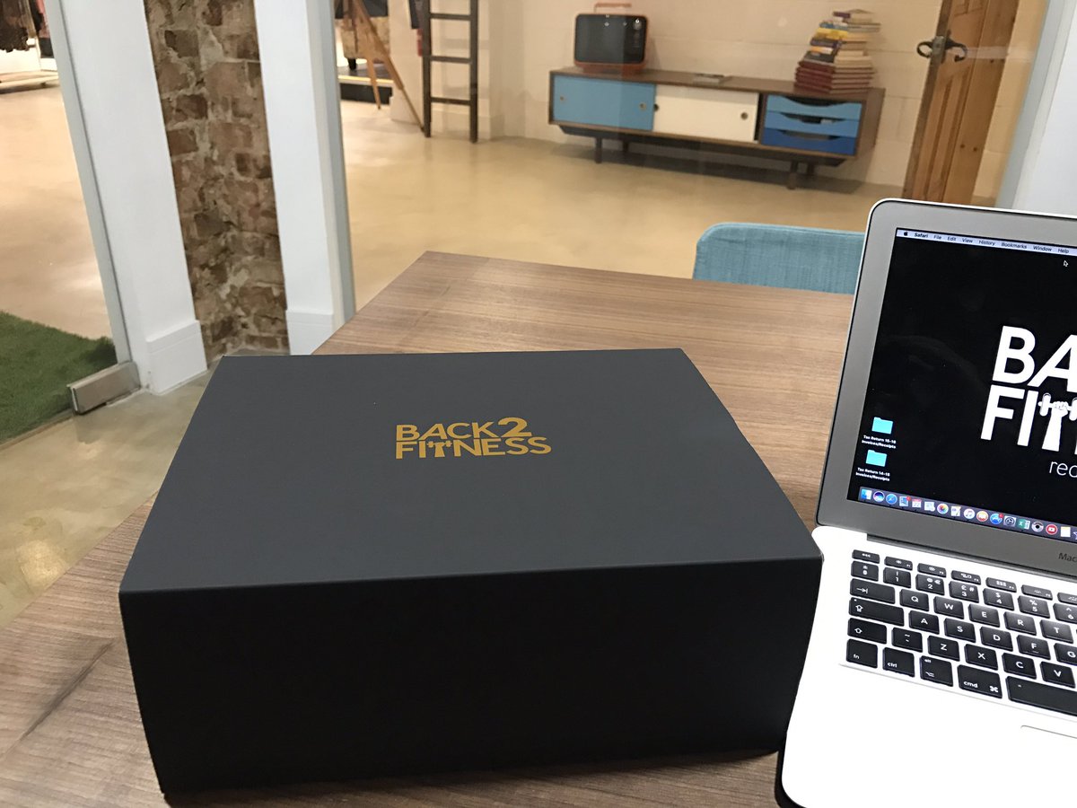 B2F_SYPC's tweet photo. 💥#GoldenGiveaway💥Simpy RT &amp; Follow us to enter! Once we hit 1k followers we will select one lucky winner for our premium package worth £99! https://t.co/ipgRtb2are