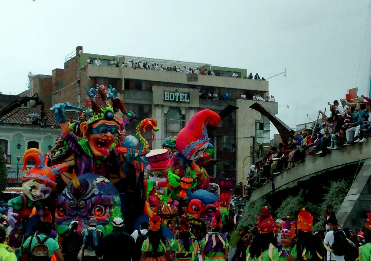 Pastas's tweet photo. "Profetas a la Fuga" #Carrosa #CarnavalNegrosYBlancos #Pasto Desfile Magno, 6 de Enero. https://t.co/YYCwdx1SKs