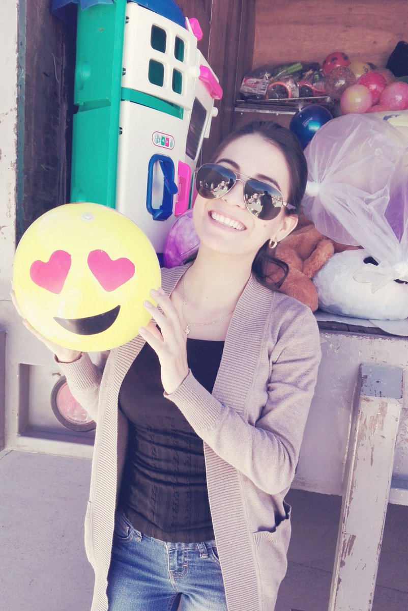 JenniferSlz's tweet photo. Un regalo, una sonrisa... 😊😍 #Jugueton2017 #TvAztecaSlp https://t.co/VvYv2FuFNl