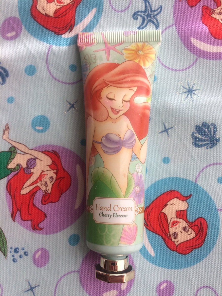 チェルシー ディズニーストアで買ったアリスとアリエルのハンドクリーム アリスはライラックの香り アリエルはチェリーブロッサムの香り まだ開けていないけど ２人共 いい表情 これはちゃんと使おう