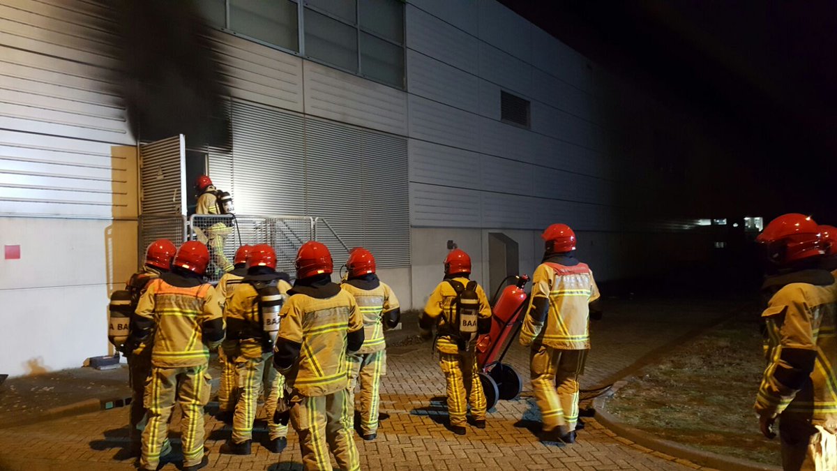 De brand in het postsorteercentrum in het Westelijk Havengebied is inmiddels geblust at5.nl/s/GJH