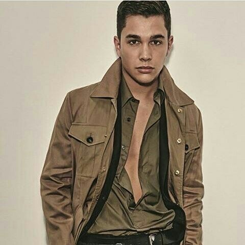 aust_mahone1302's tweet photo. #LuomoVogue #ForMePlusYou #ForMeYouDm @AustinMahone @MicheleMahone @katyaelisehenry https://t.co/MA9YTArnqT