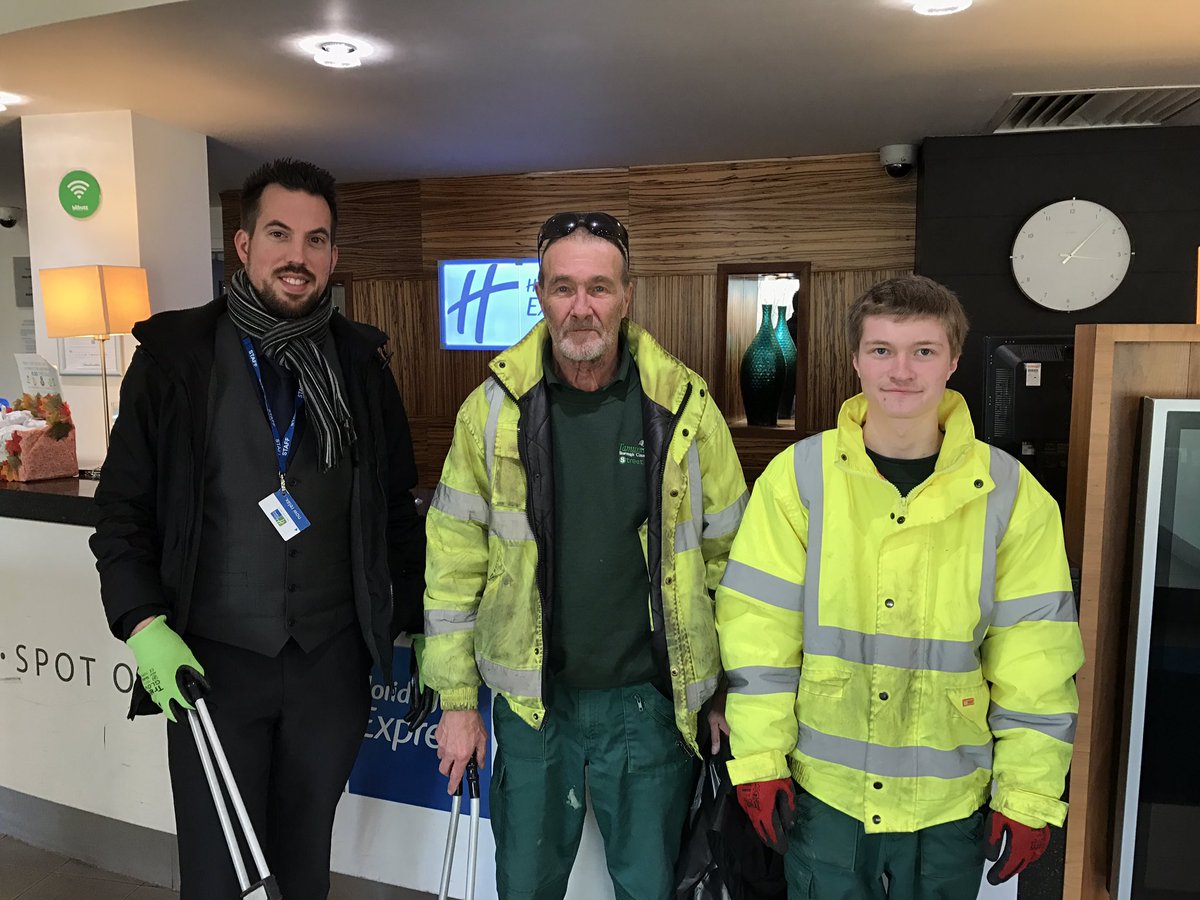 Helping Tamworths community. <a href="/SimonR2984/">Simon</a> well done on helping litter pick. 😄🗑🗞 <a href="/Rich_McKie/">Richard McKie</a> @stevenf040708 @RBHCharityNews <a href="/RBHLeisure/">RBH Group Leisure</a>
