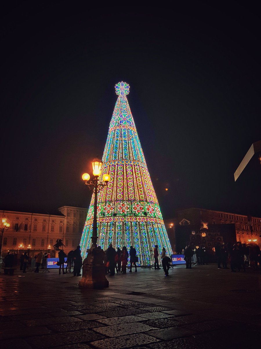TorinoPassion's tweet photo. Christmas time... last day! 
#torino #turin #TorinoPassion #torinobynight #christmas  #piazzacastello  #alberodinatale #nataleinpiazza https://t.co/RPzVBixDkR