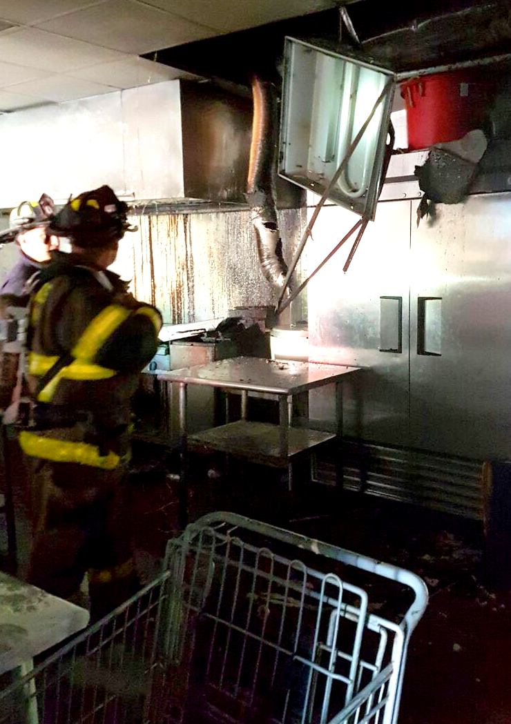 10:15 hrs. Comida Japonesa Suchi Macro Plaza. Bomberos atienden incendio en cocina, causas no determinadas. Van estaciones 8 Águila y 4 Otay