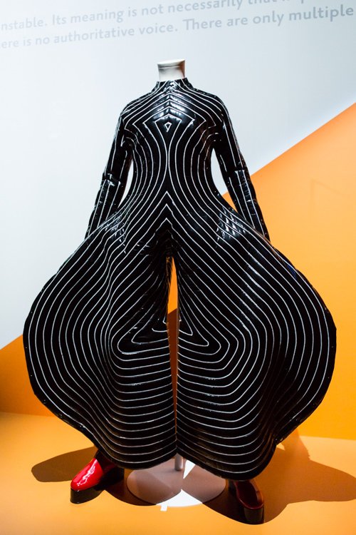 [明日から開催] デヴィッド・ボウイの大回顧展「DAVID BOWIE is」、音楽と映像演出でアーカイブを紹介 - fashion-press.net/news/21016