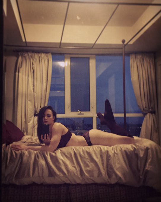 Things my bedroom is missing: you, in it. https://t.co/R3mxjsoXrS