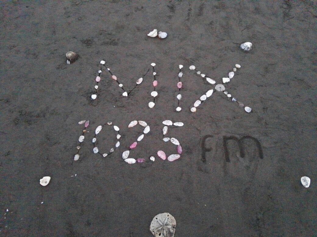 melissagrueso03's tweet photo. En la playa también se escucha y se esta en #ModoMix #EscuchandoMix #iphone7mix #LasMasIntensa2017 #tumaco @mix1025fm @GatoMarin https://t.co/cqCli79q4k