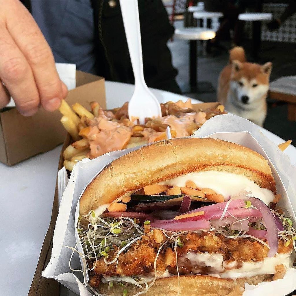 burgerlords's tweet photo. As we creep in to dinner, @waxpaperco #burgermerger is still going strong 💪🏼 come down, al… https://t.co/jyoFSuqjtp https://t.co/mYUuCSFjmH