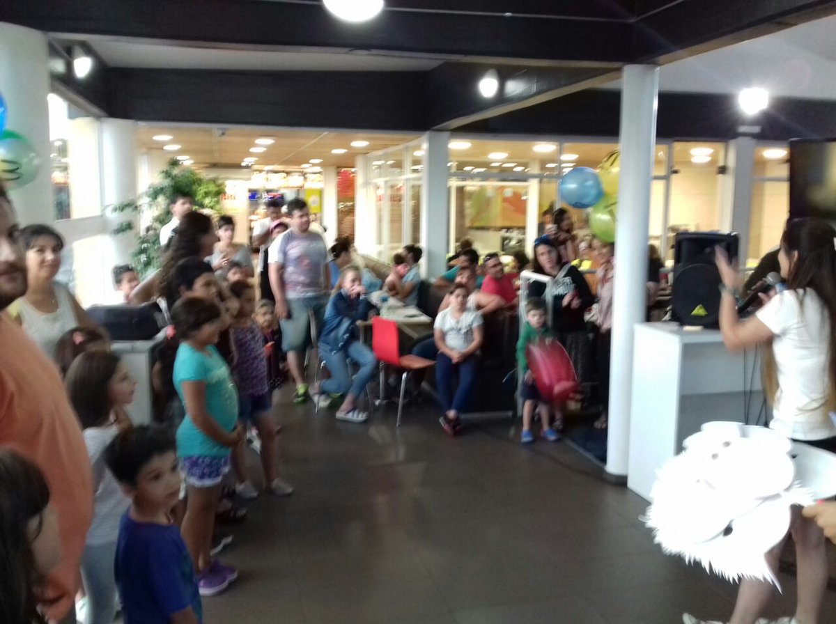 En este momento en McDonald's de Punta Shopping padres e hijos cantan como los personajes de Sing