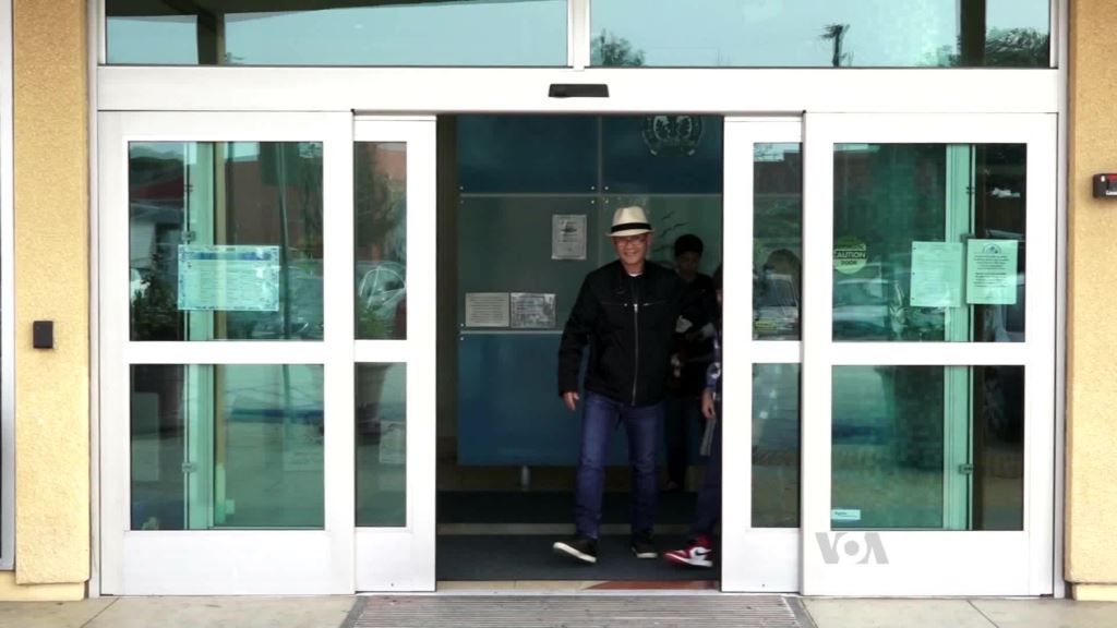 LBCityLibrary's tweet photo. Thanks @voanews for visiting #LBPL #MarkTwainLibrary & featuring our #Khmer #LanguageClass (offered every Saturday) https://t.co/shaCa1lR5j https://t.co/2VouHJefGo