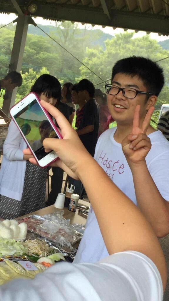 守りたい、この笑顔ｗスマホを向けられてピースする男性の一場面が切ないｗｗｗ