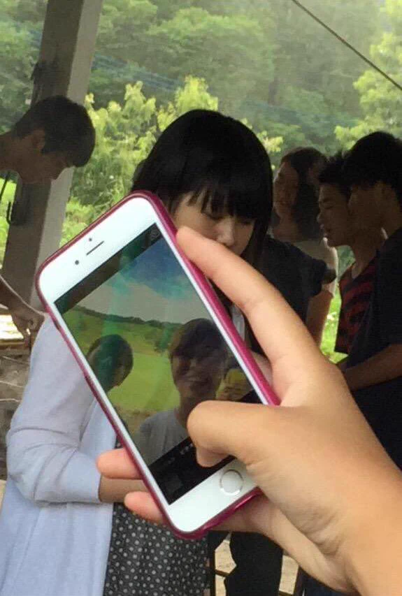 守りたい、この笑顔ｗスマホを向けられてピースする男性の一場面が切ないｗｗｗ