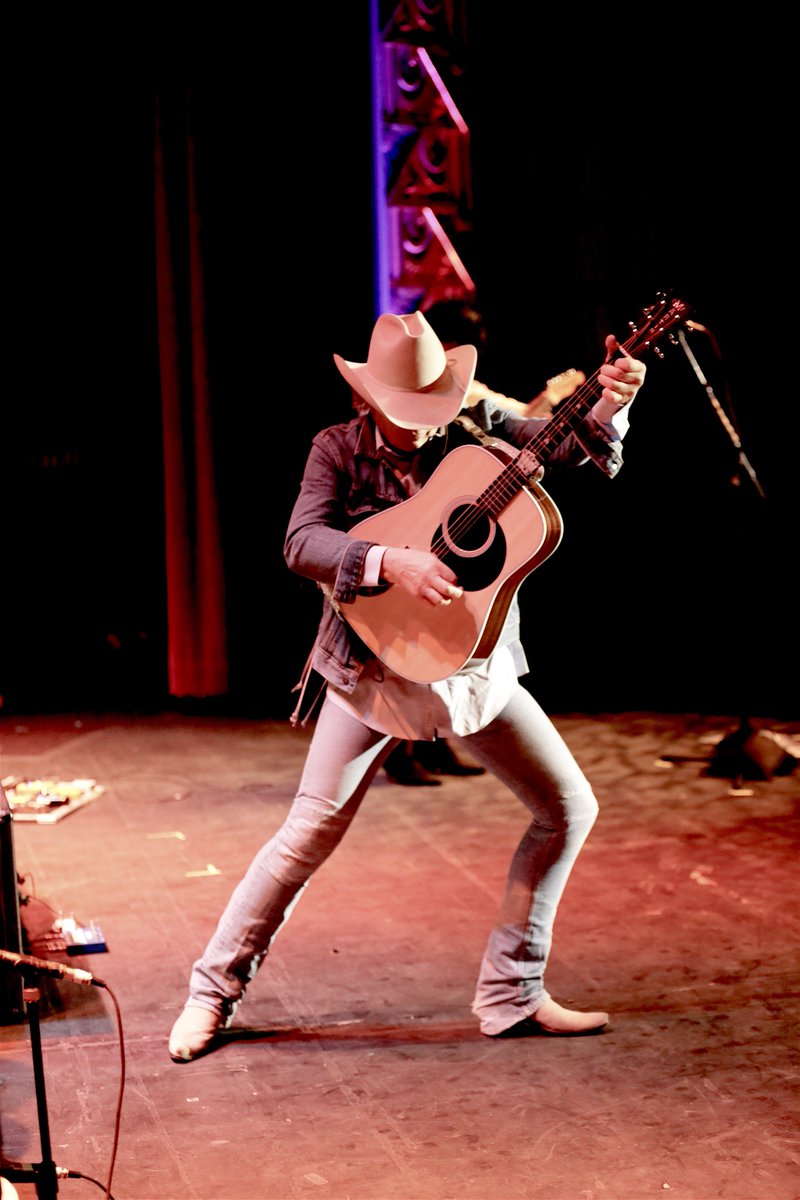 DwightYoakam's tweet image. Dwight with the new @MartinGuitar Dwight Yoakam DD28 Signature Edition! bit.ly/2iNkWJN  - D Team 
Photo: Emily Joyce