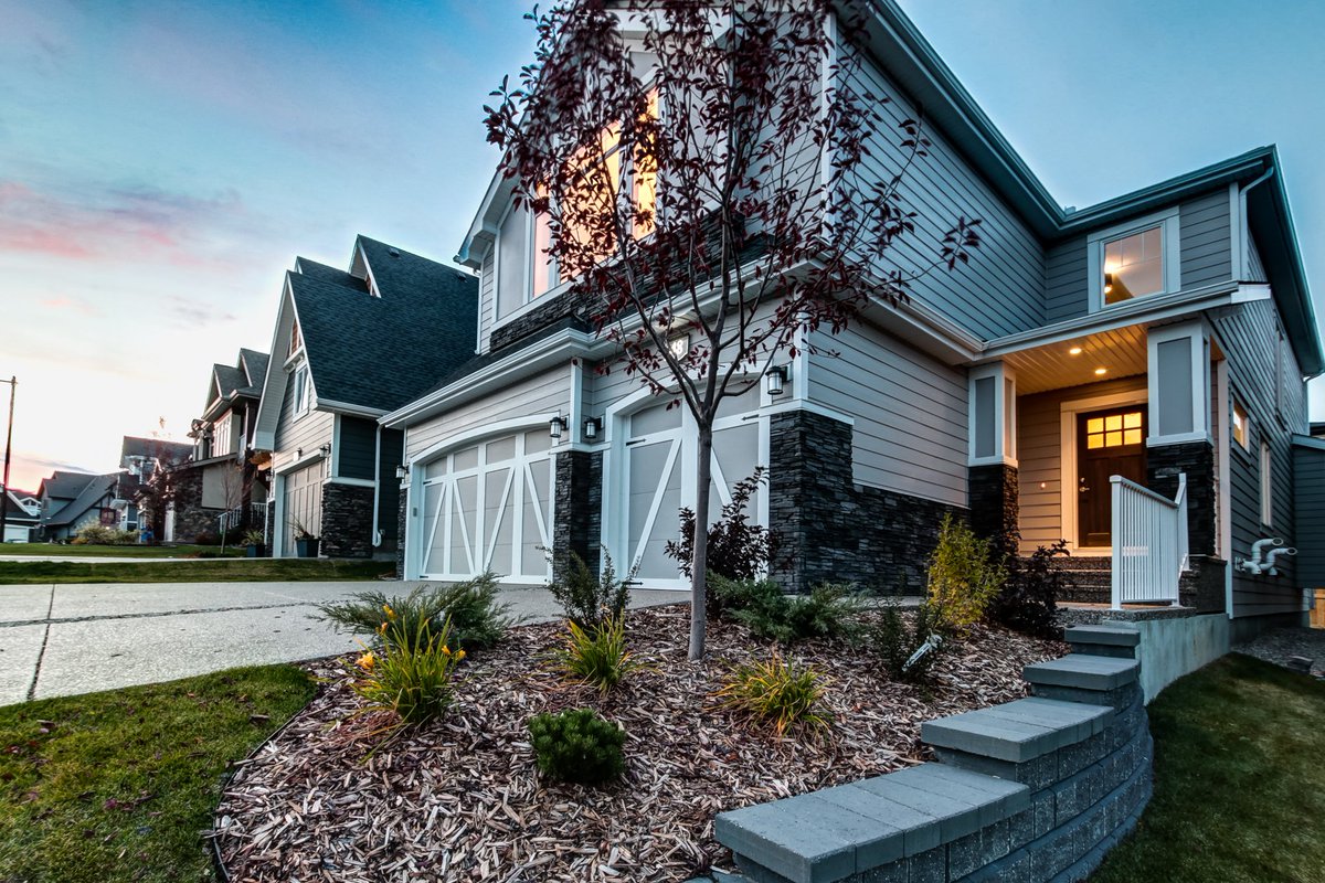 JCVPhotography's tweet photo. The #YYC #weather is #frightful but early sunset makes for #warm #twilightshots. Contact me here for your #yyc and area listing #YYCRE https://t.co/lSkdKILead