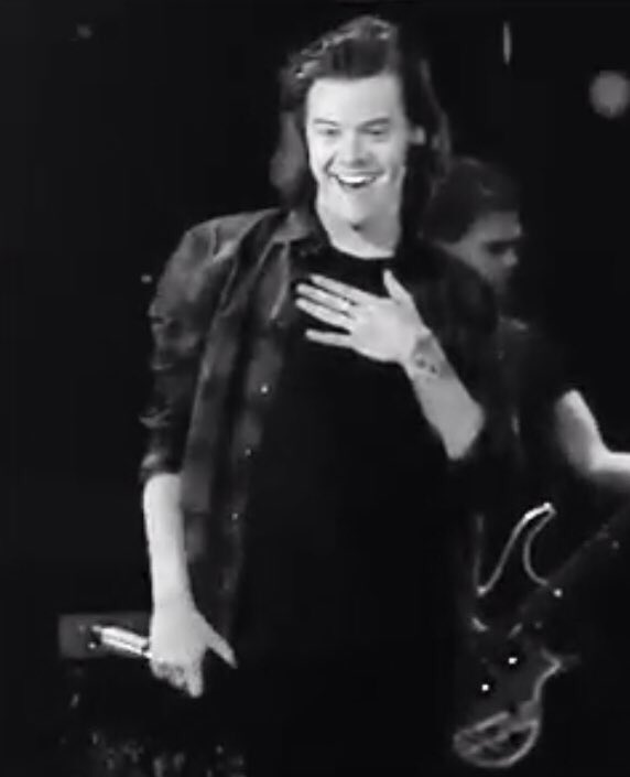 leeknowyuhhhh's tweet photo. Sees YOUTUBE ON WMYB , SELENA FEAT ZAYN and #asklarryshipper trending 
Me: https://t.co/HsuhYAaivJ